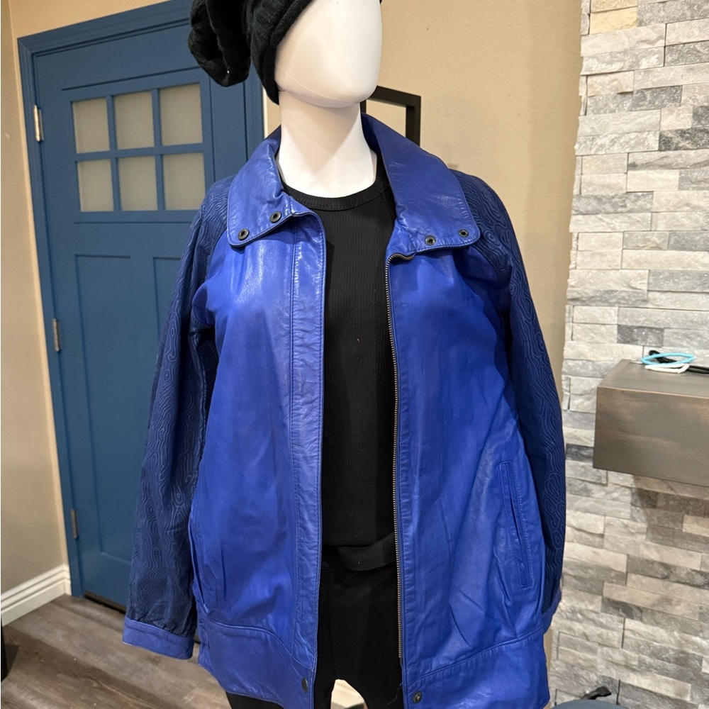 Blue Leather Jacket with Relaxed Fit and Prominent Collar